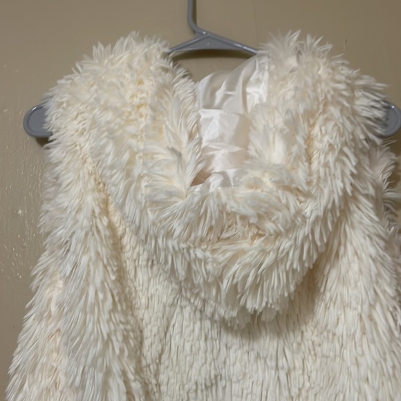 🌸 Clearance! 🌸 White Sleeveless Fuzzy Vest/Coat Size S - Picture 5 of 7